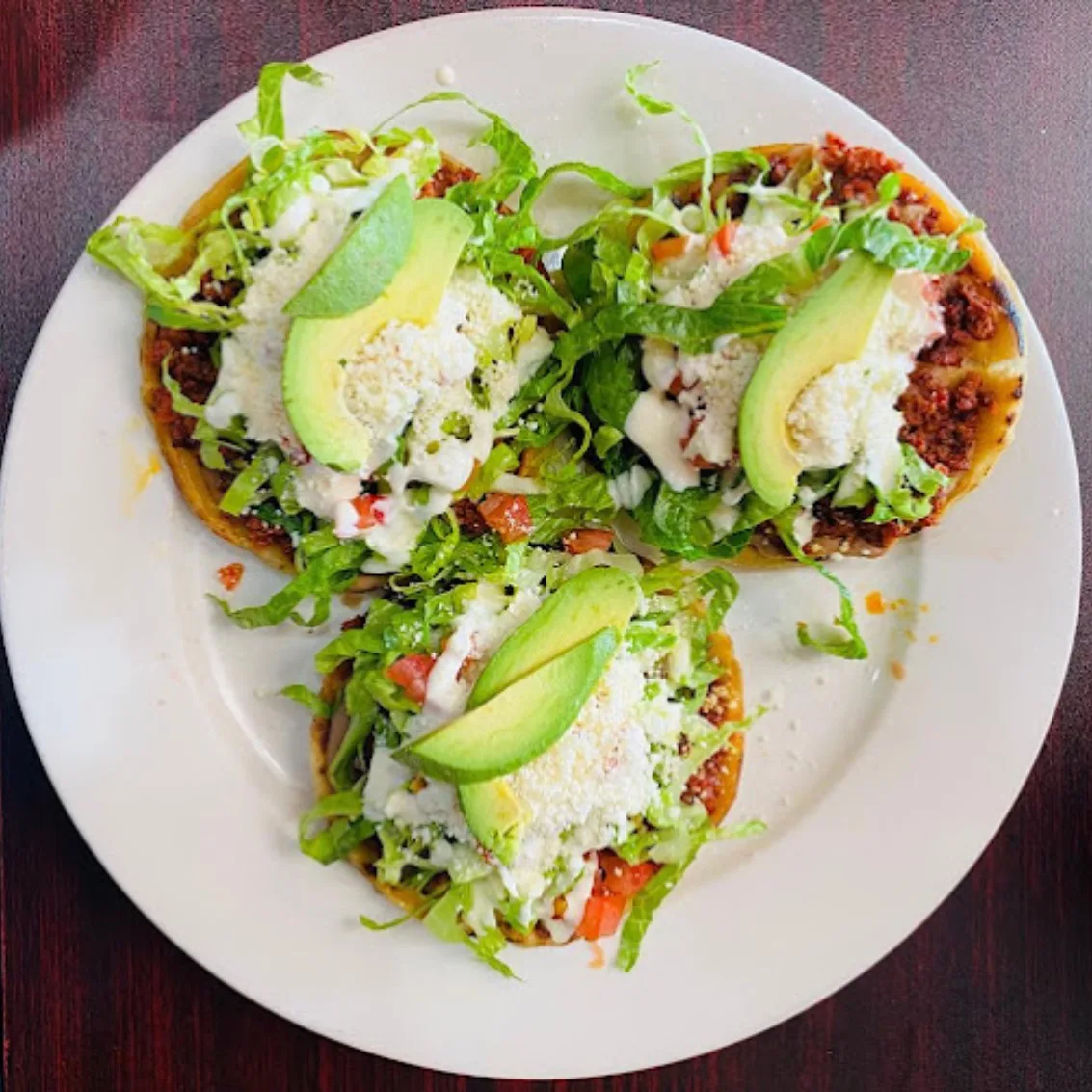 Tostadas con chorizo y aguacate